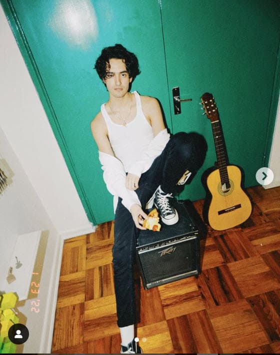 "
<b>Lo que le des toca</b>, tal vez no con la estructura de la música, pero lo hace y lo hace muy bien", advirtió.
<br>