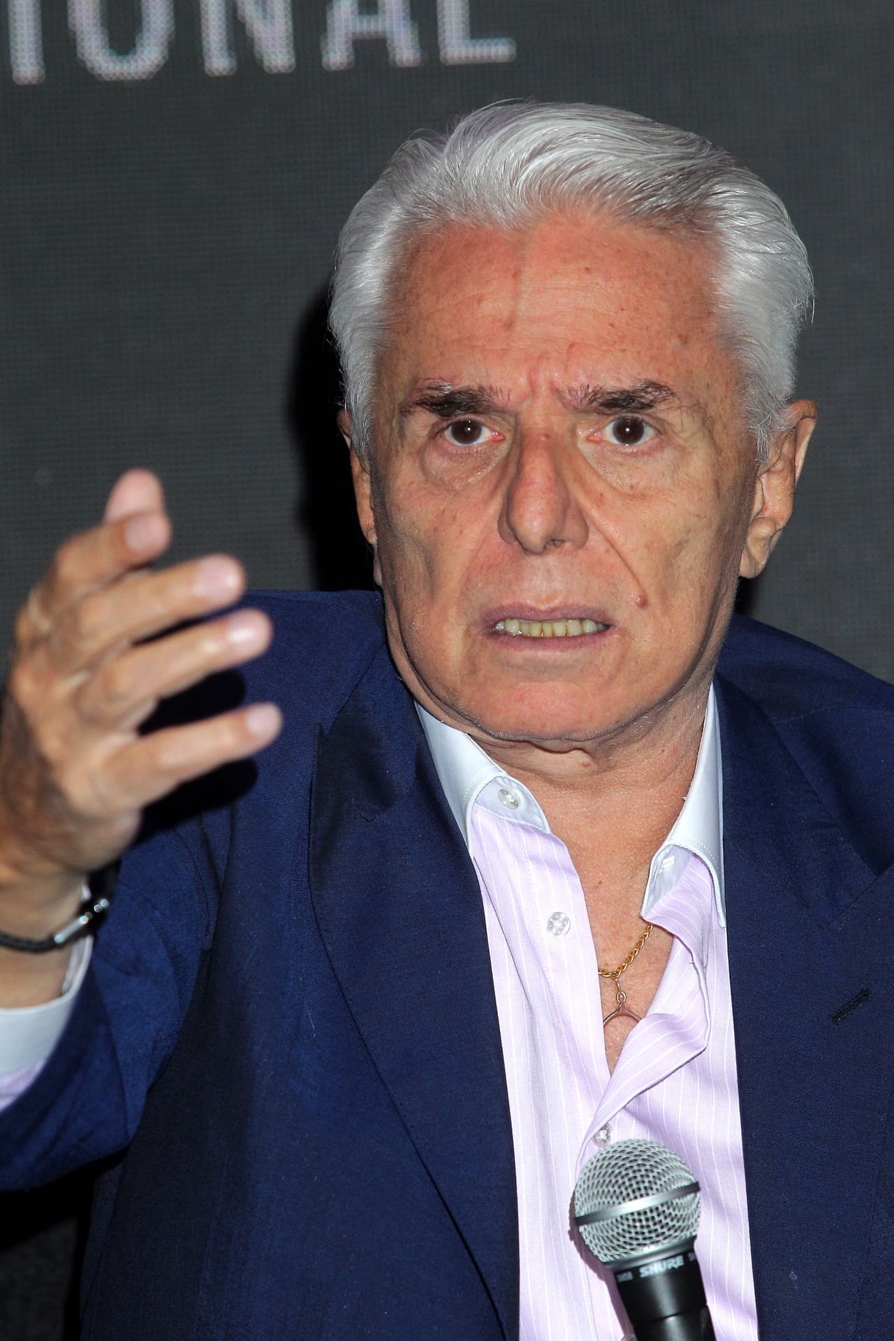 "
<b><a href="https://www.univision.com/noticias/trending/la-masiva-despedida-a-un-idolo-los-mexicanos-tomaron-las-calles-para-honrar-la-memoria-de-jose-jose-fotos-fotos" target="_blank">Gracias José José</a> </b>por hacerme el honor", exclamó el legendario roquero al momento de interpretarla.