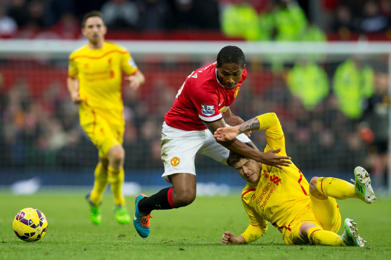 El ecuatoriano, Antonio Valencia recibió la camiseta '7' de parte de sir Alex Ferguson. El jugador ya estaba en el club pero usaba la 25 y por sus condiciones se le dio la histórica playera, no pudo con ello y la terminó regresando.