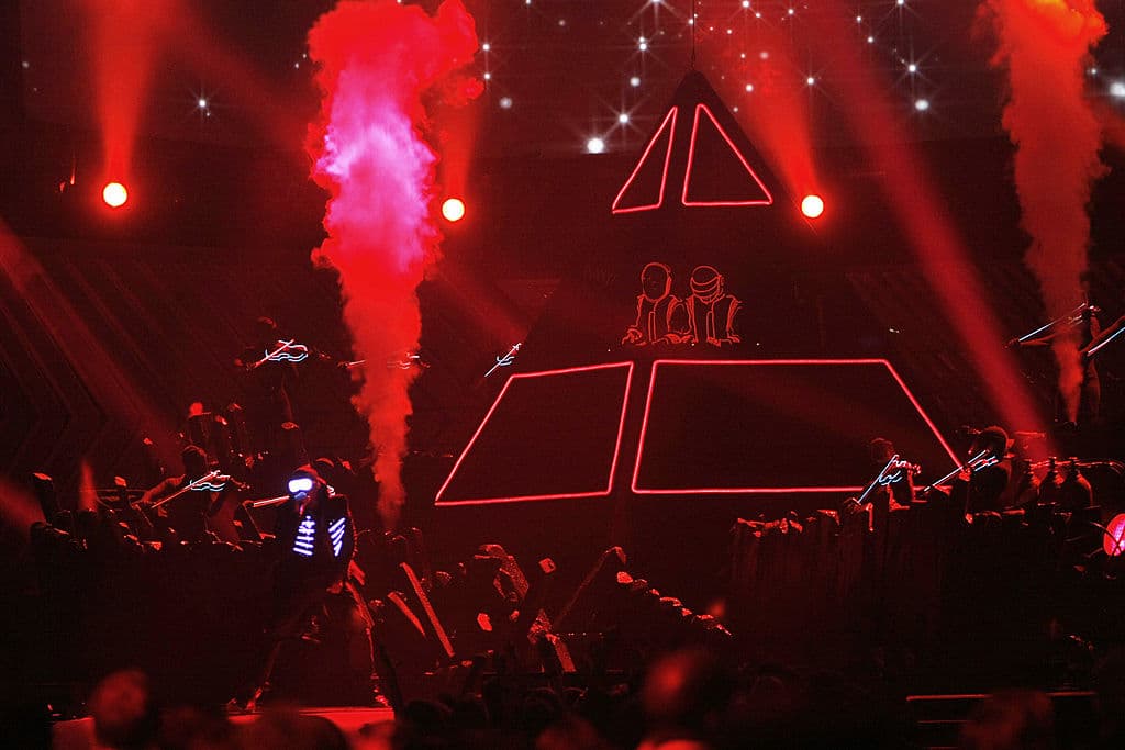 El proyecto de la línea era tan secreto que el director creativo de la marca, Mark Smith, le exigió al cantante que se los devolviera tras su presentación. 
<br>