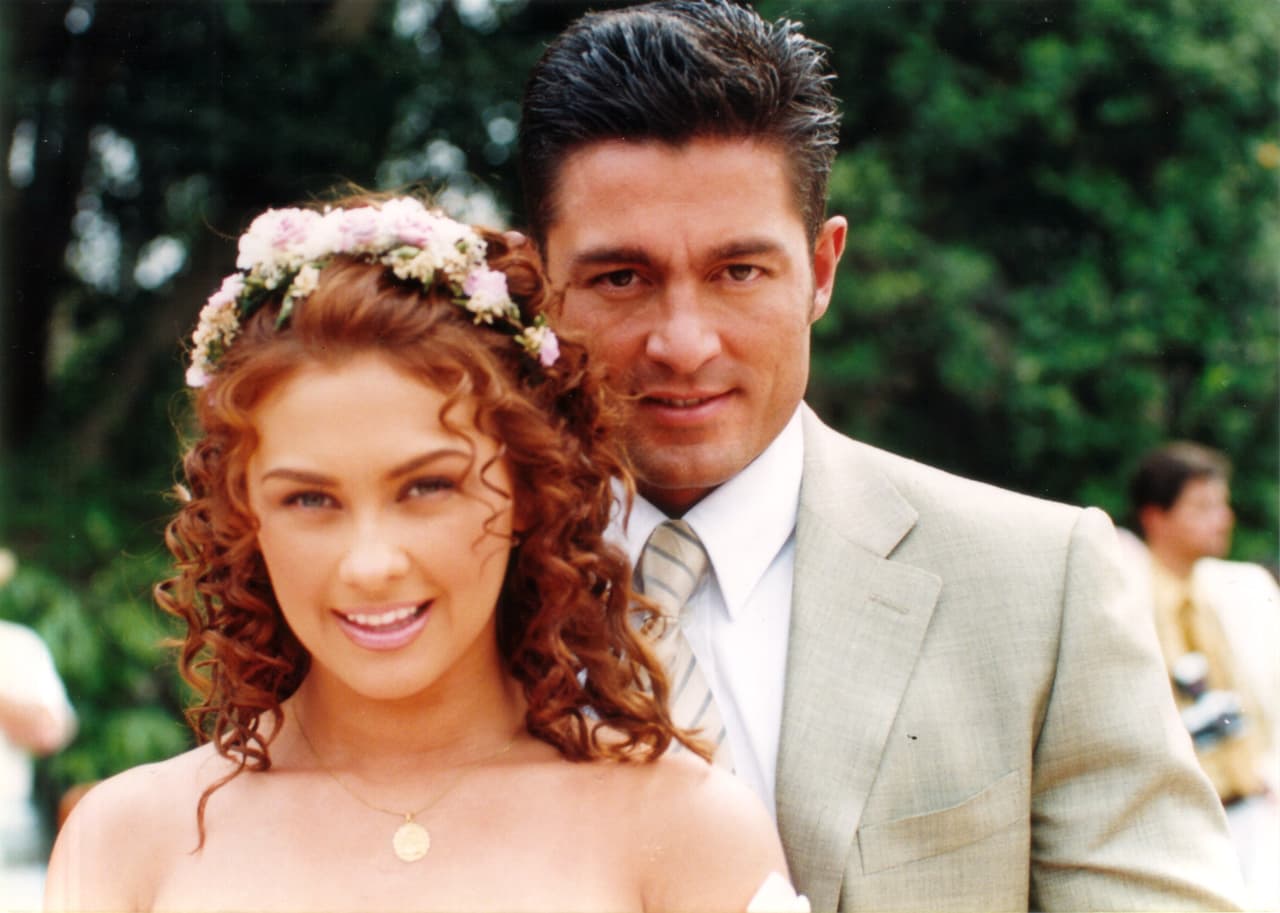 A inicios del siglo, el histrión siguió consolidándose como un galán de telenovelas. En el 2000, 
<a href="https://www.univision.com/famosos/fernando-colunga-evito-aracely-arambula-cayera-cascada-grabaciones-telenovela-abrazame-muy-fuerte">compartió créditos con Aracely Arámbula en ‘Abrázame muy fuerte amor’</a>.