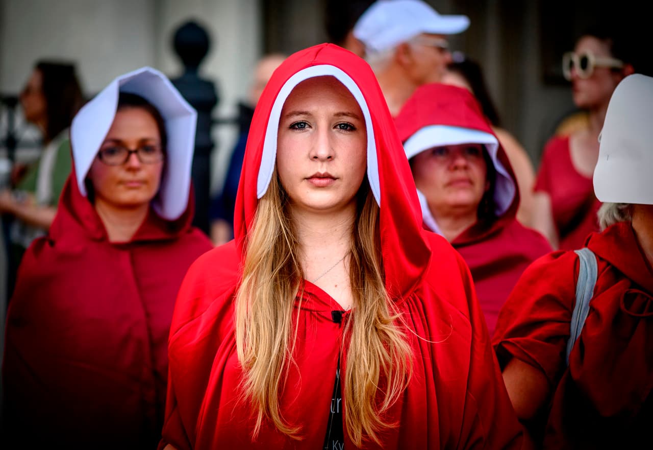 El número de abortos que se realizan en Estados Unidos ha estado cayendo desde 1990 y según la más reciente investigación del Instituto Guttmacher, entre 2014 y 2017 la tasa continuó la disminución que ha tenido desde hace décadas. De hecho, ese último año la tasa de abortos alcanzó un mínimo histórico:
<b>13.5 abortos por cada 1,000 mujeres en edad reproductiva (entre 15 y 44 años), lo que significó una reducción del 8% respecto a 2014 en casi <a href="https://www.univision.com/noticias/salud/el-mapa-del-aborto-en-eeuu-estos-son-los-estados-que-mas-restringen-o-protegen-el-derecho-a-interrumpir-un-embarazo" target="_blank">todos los estados de EEUU.</a></b> Aún así, muchos estados –del sur, sobre todo– han dado grandes pasos para restringirlos. En la imagen, criadas inspiradas en 'The Handmaid's Tale' protestan en el French Quarter de Nueva Orleans, para protestar en contra de una restricción propuesta en Louisiana, que busca restringir los abortos después de las seis semanas.