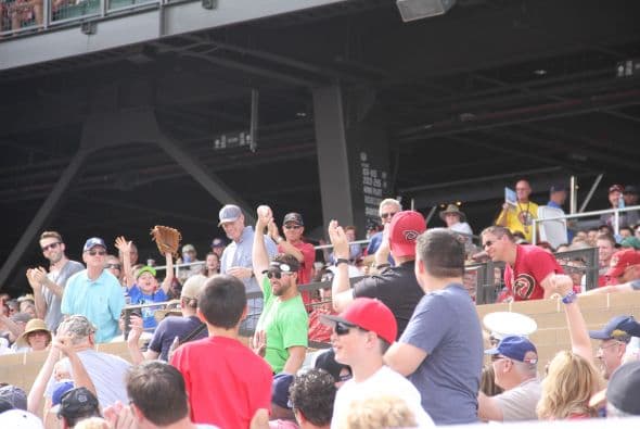 ¡El famoso comediante Will Ferrell se lució jugando con 10 equipos diferentes de la MLB  en cinco partidos del Spring Training en un solo día! Mientras los fans le hacían porras al comediante, éste les hacía bromas desde la cancha. Su hazaña fue grabada para una producción televisiva que será transmitida por HBO a finales de año.