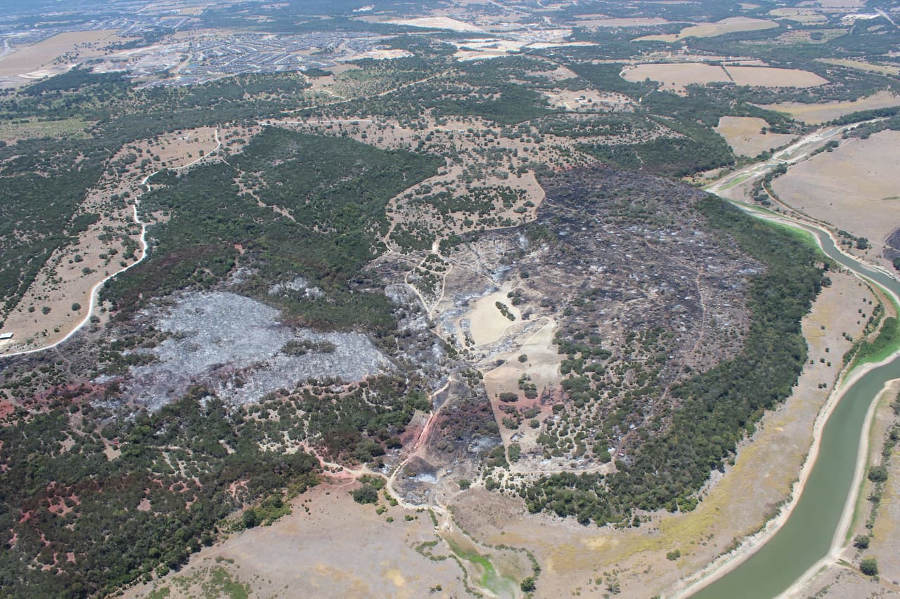 Los bomberos advirtieron que es posible que las personas aún vean humo saliendo del área durante los próximos días.