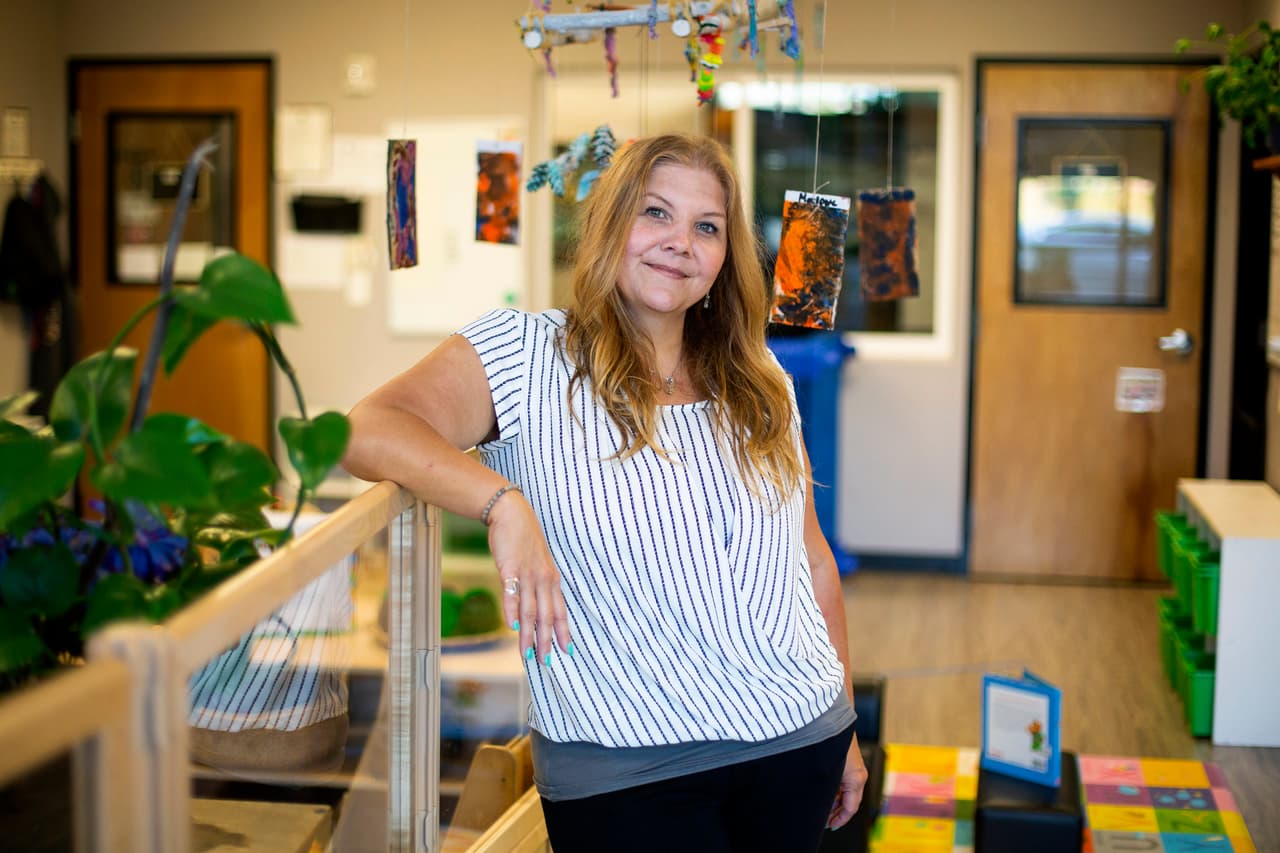 Diana Niermann, CEO del Kozy Kids Enrichment Center, fotografiada en el centro de cuidado infantil, el 30 de julio de 2020, en Portland, Oregon. Desde que comenzó el coronavirus, la asistencia al centro disminuyó de 92 niños a 17.