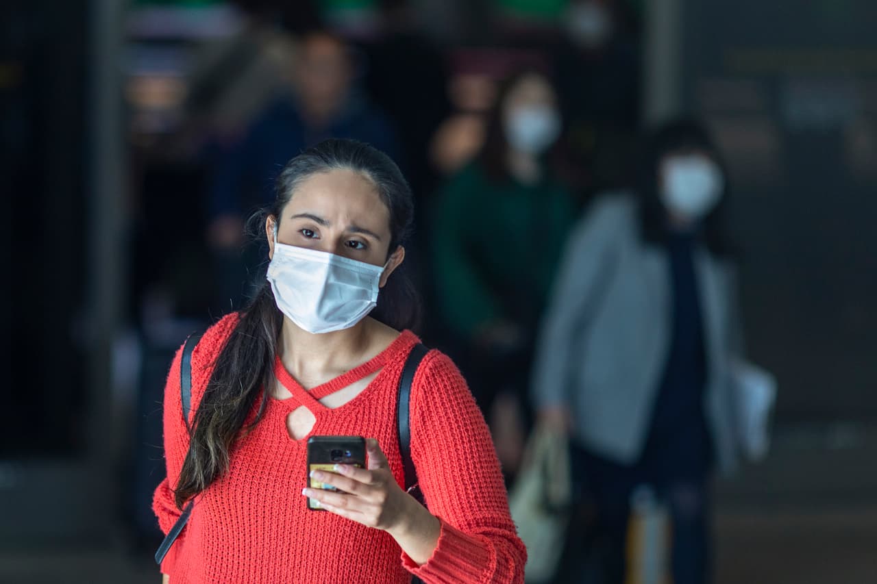 La doctora Elizabeth Douglass, especialista de enfermedades contagiosas, exhortó a las personas a continuar usando el cubrebocas, aunque estén vacunados, debido al aumento de casos por coronavirus en la región.