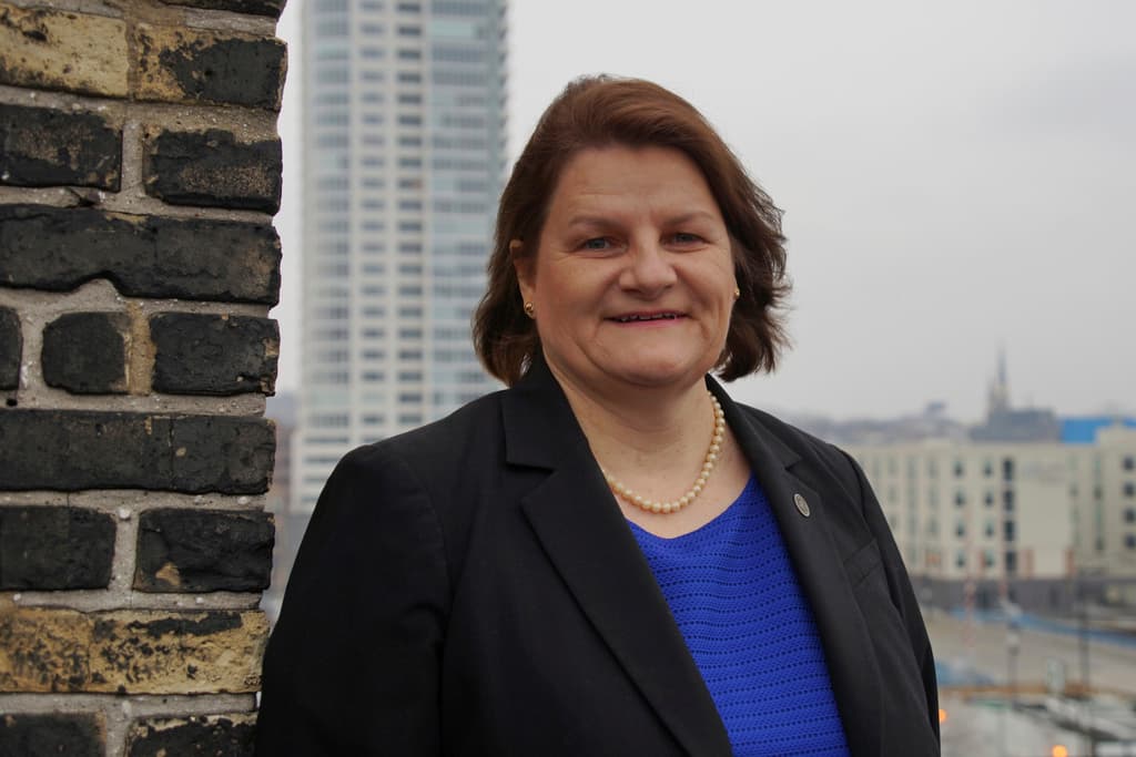 Quién es Hannah Dugan, la jueza de Milwaukee arrestada por el FBI por "obstruir" el arresto de un inmigrante indocumentado