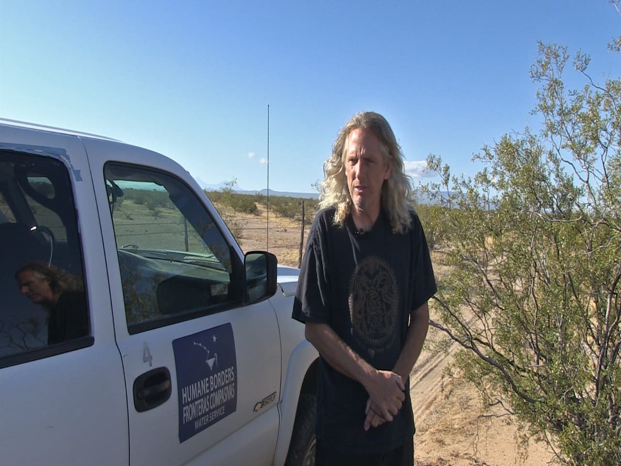 Un anglosajón recorre cientos de millas en el desierto de Arizona para salvar inmigrantes