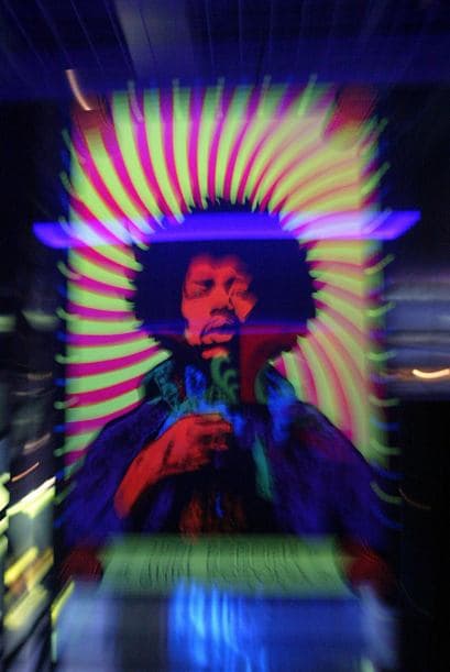 9. JIMI HENDRIX " Este músico es considerado uno de los mejores guitarristas del mundo. En el último año generó $7 millones. Su muerte, causada por una sobredosis, ocurrió el 18 de septiembre de 1970 a los 27 años de edad.