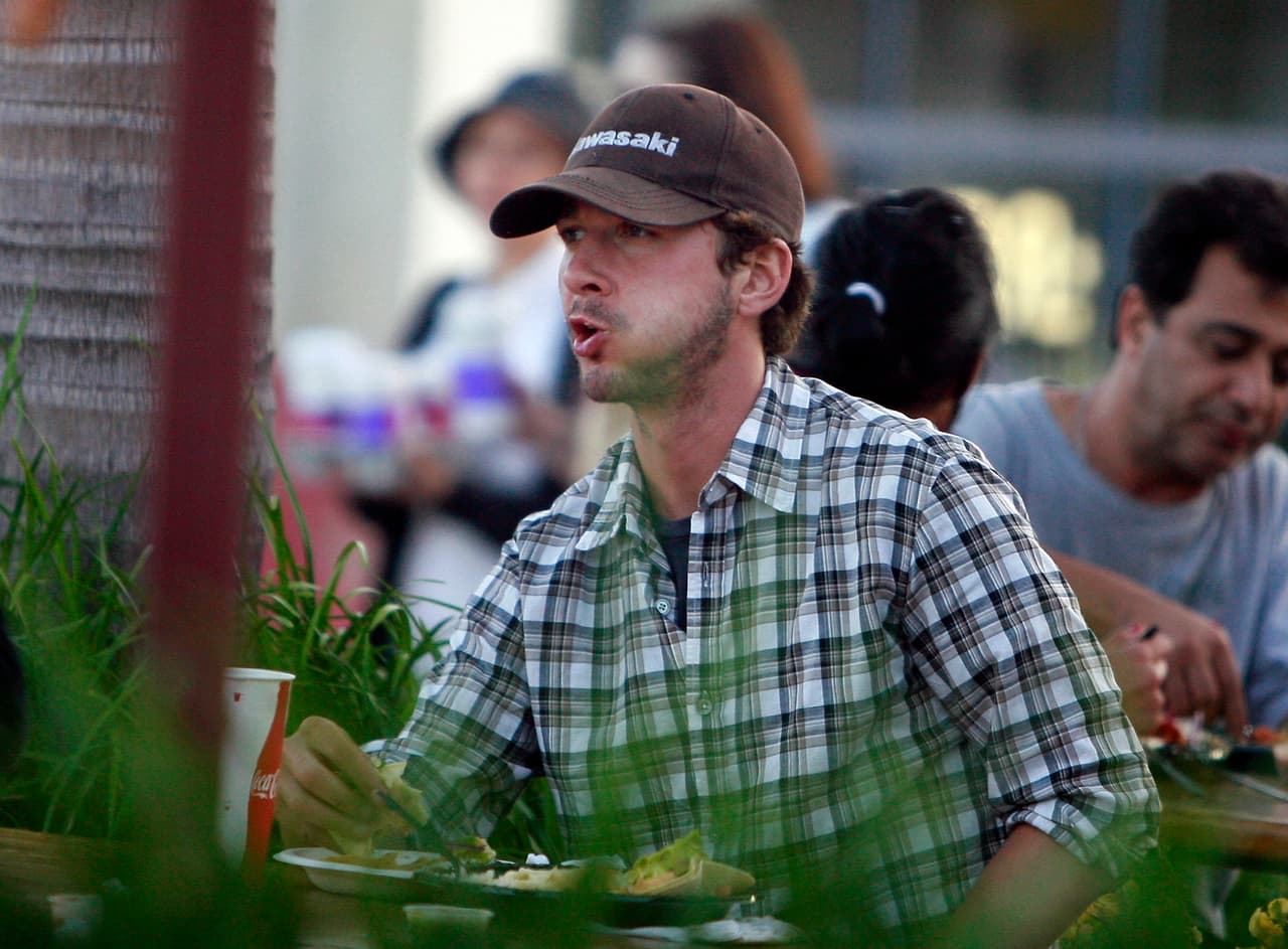 Sólo hay que ver la cara del actor Shia LaBeouf para notar que sus tacos estaban picantes.