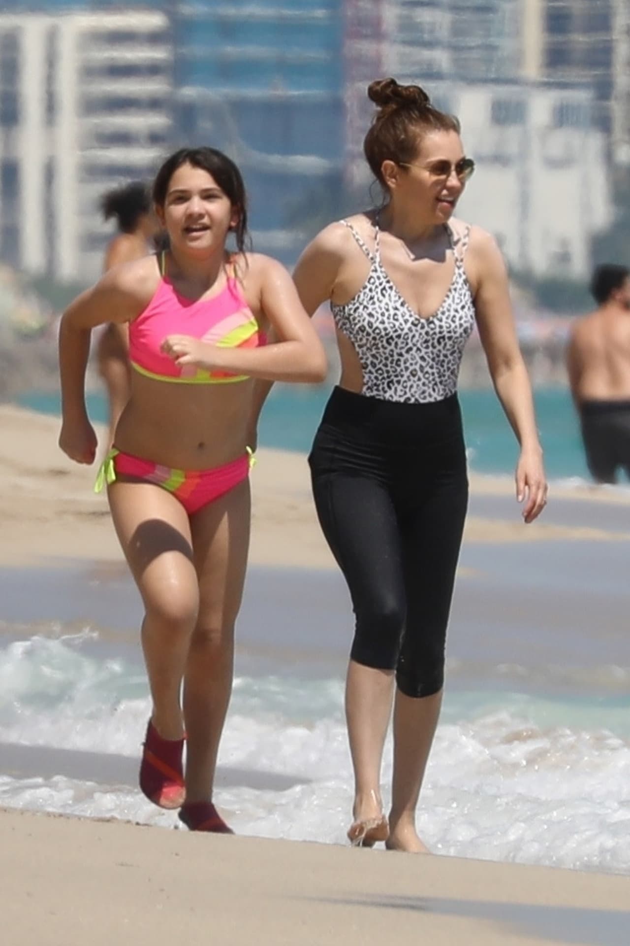 Sabrina se está convirtiendo en señorita y Thalía 
<b><a href="https://www.univision.com/entretenimiento/celebridades/la-hija-de-thalia-ya-casi-esta-de-su-estatura-y-cada-vez-se-parece-mas-a-ella-fotos">reconoce lo rápido que pasa el tiempo</a></b>, por lo que aprovechó para dedicarle unas palabras junto a una serie de fotografías donde ambas aparecen y que reflejan 
<b>el gran amor que las une</b>.