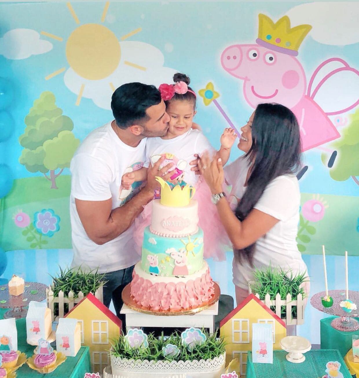 El orgulloso papá no paraba de llenar de besos a su princesa.