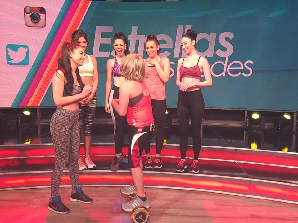 Herculito aprovechó para platicar con estas bellezas. (11 de enero, 2016)