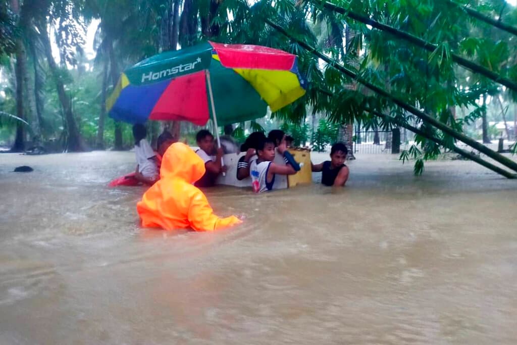 En un viejo refrigerador rescatistas sacan a residentes en zonas inundadas.