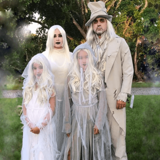 Por la noche, una vez más se transformó en la familia de los espíritus chocarrero.