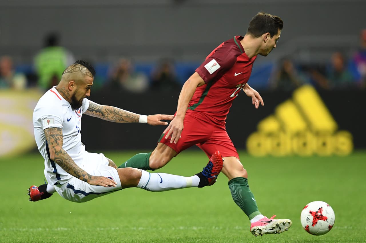 Portugal comenzó con el manejo de balón, presionando a los chilenos que se vieron sorprendidos.
