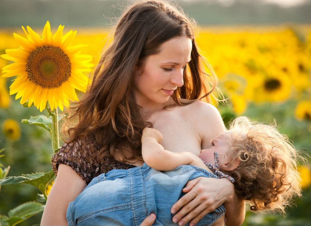 Qué debes saber y qué puedes hacer si te molestan o te critican mientras amamantas en público