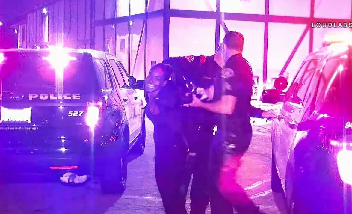 Tras un frustrado intento de escape, la mujer fue detenida, no sin antes posar, sonreír y ante las cámaras de televisión, con un comportamiento extraño.