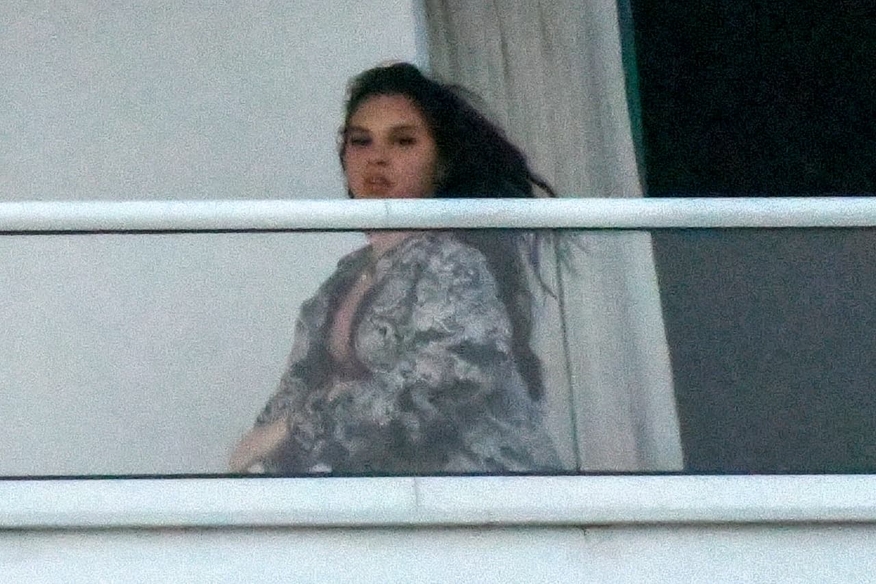 Ella parecía disfrutar del viento que sopló ese día en Miami, mientras dejaba al descubierto que debajo no llevaba sostén. 
<br>