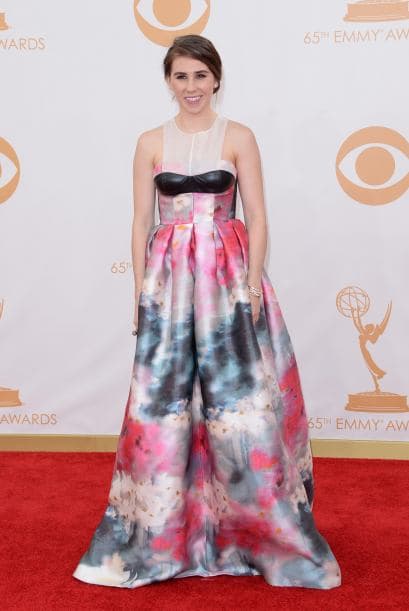 Los trajes que lucieron las damas en los Premios Emy demuestran que el arte de llamar la atención estaba concentrado en llevar y lucir cada pieza, regia, con detalles inesperados, como un toque de color o simplicidad de líneas. Telas suaves o flotantes, colores sosegados o llamativos, diseños sobrios o atrevidos. Míralos todos y ¡copia lo que más te guste!, ahora llega la temporada de fiestas y tú puedes lucir como las estrellas.