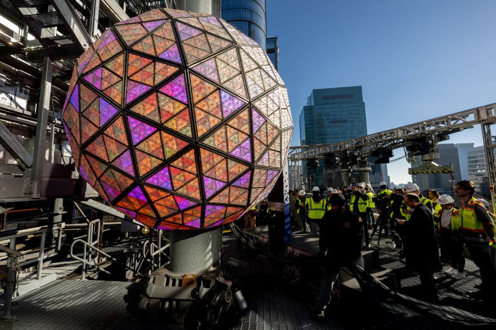 Hasta el último momento antes de de la medianoche, trabajadores monitorean los cables y el equipo técnico que guía el descenso de la bola, que es el momento más esperado de la noche.