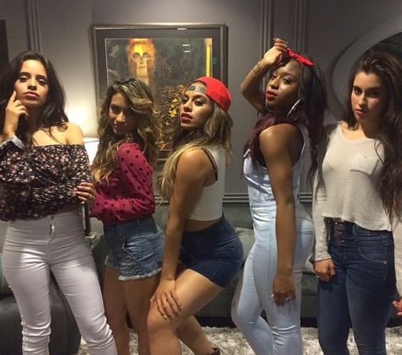 También aman los atuedos casuales y muy coquetos. Los jeans son básicos y los mini shorts también.