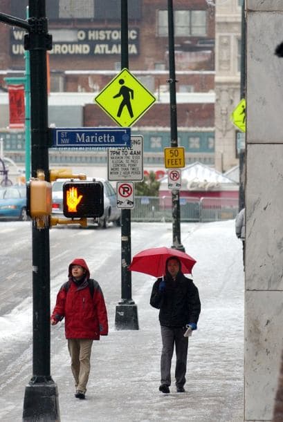 La tormenta invernal registrada este martes paralizó las ciudades de Atlanta y Birmingham, dejando varados a miles de trabajadores, maestros, estudiantes y residentes quienes trataron de llegar a sus hogares pero en muchos casos tuvieron que refugiarse en otros sitios como escuelas, gimnasios, iglesias y hasta centros comerciales.
