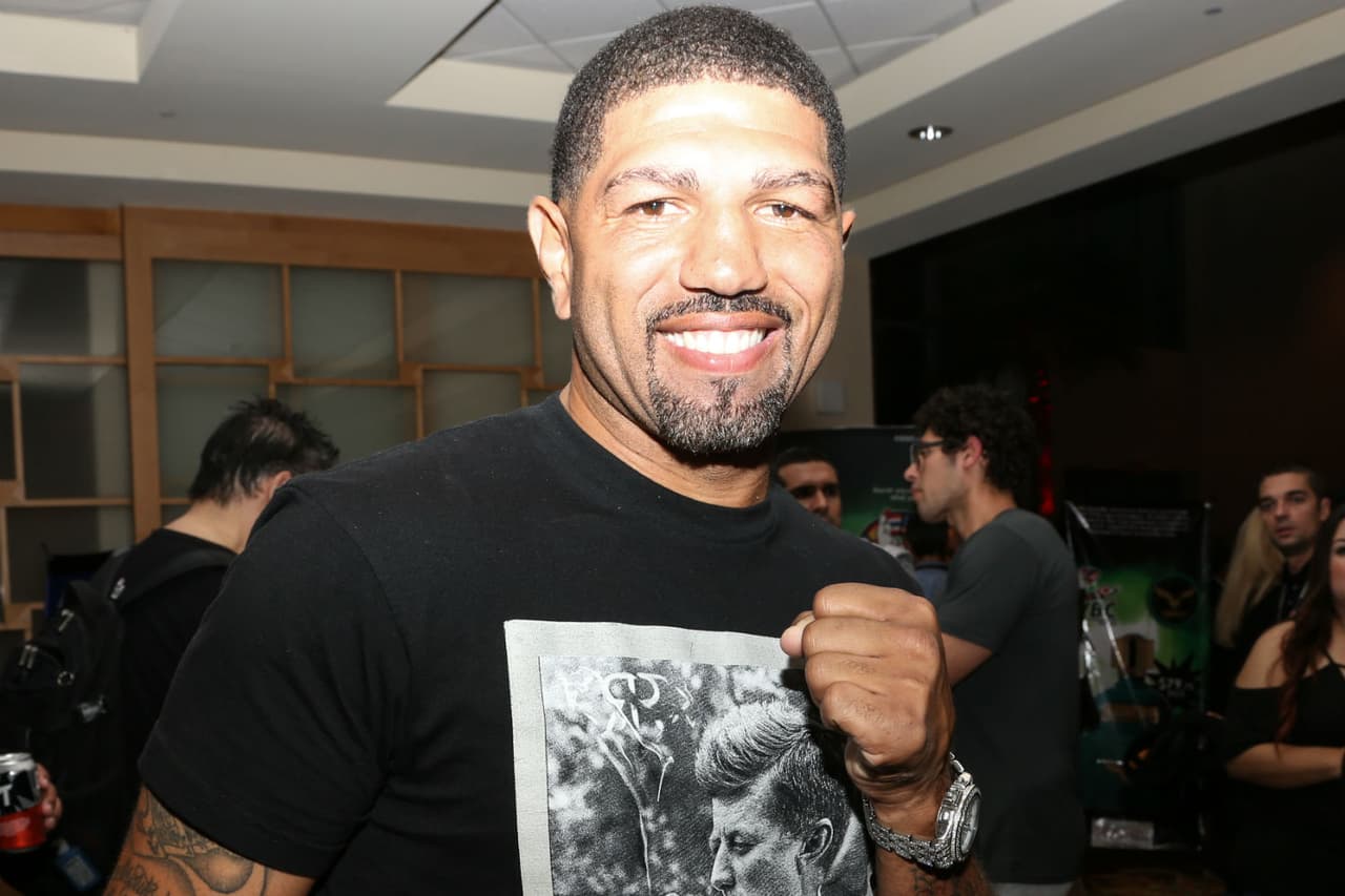 El ya retirado campeón del mundo de peso mediano ligero Ronald "Winky" Wright.