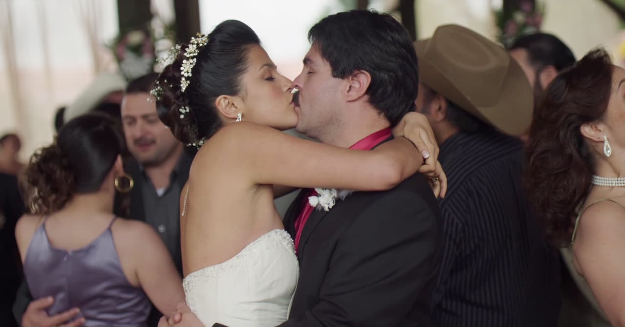 'El Chapo' y Elba no dejaban de besarse mientras que por las calles de México corren ríos de sangre.