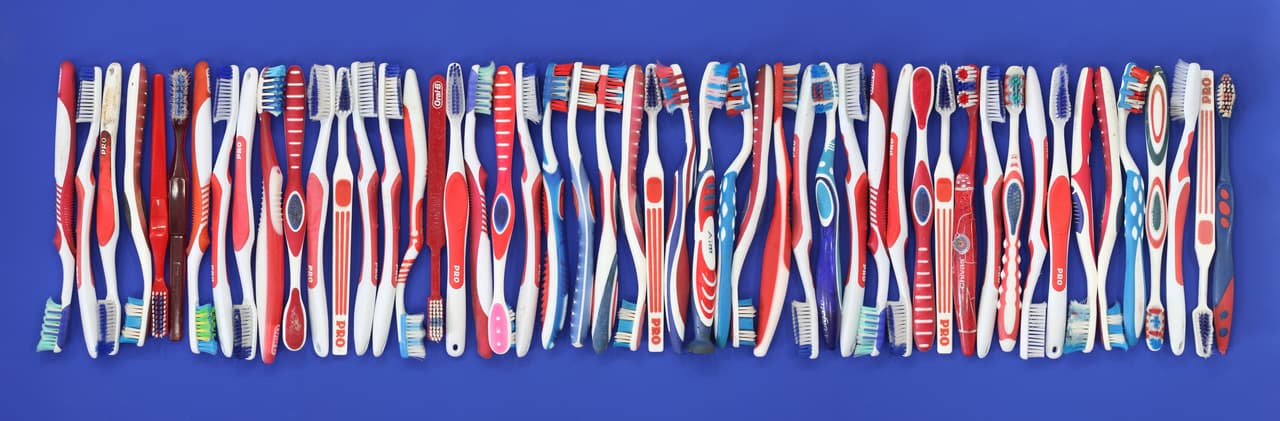 Después de dos años instalado en Ajo, Kiefer recibió una oferta de trabajo parcial como conserje en una instalación de Aduanas y Protección Fronteriza, a 10 millas de su nueva residencia. Tomó el empleo porque le dejaba tiempo para sus proyectos artísticos y le ofrecía buena paga. Además significó una oportunidad única para su creatividad: acceder a las pocas y elementales cosas que los migrantes pueden llevar en sus humildes mochilas.
<b>'USA-USA-USA'</b>, es el título de esta fotografía de un grupo de cepillos de dientes con los colores de la bandera de Estados Unidos.