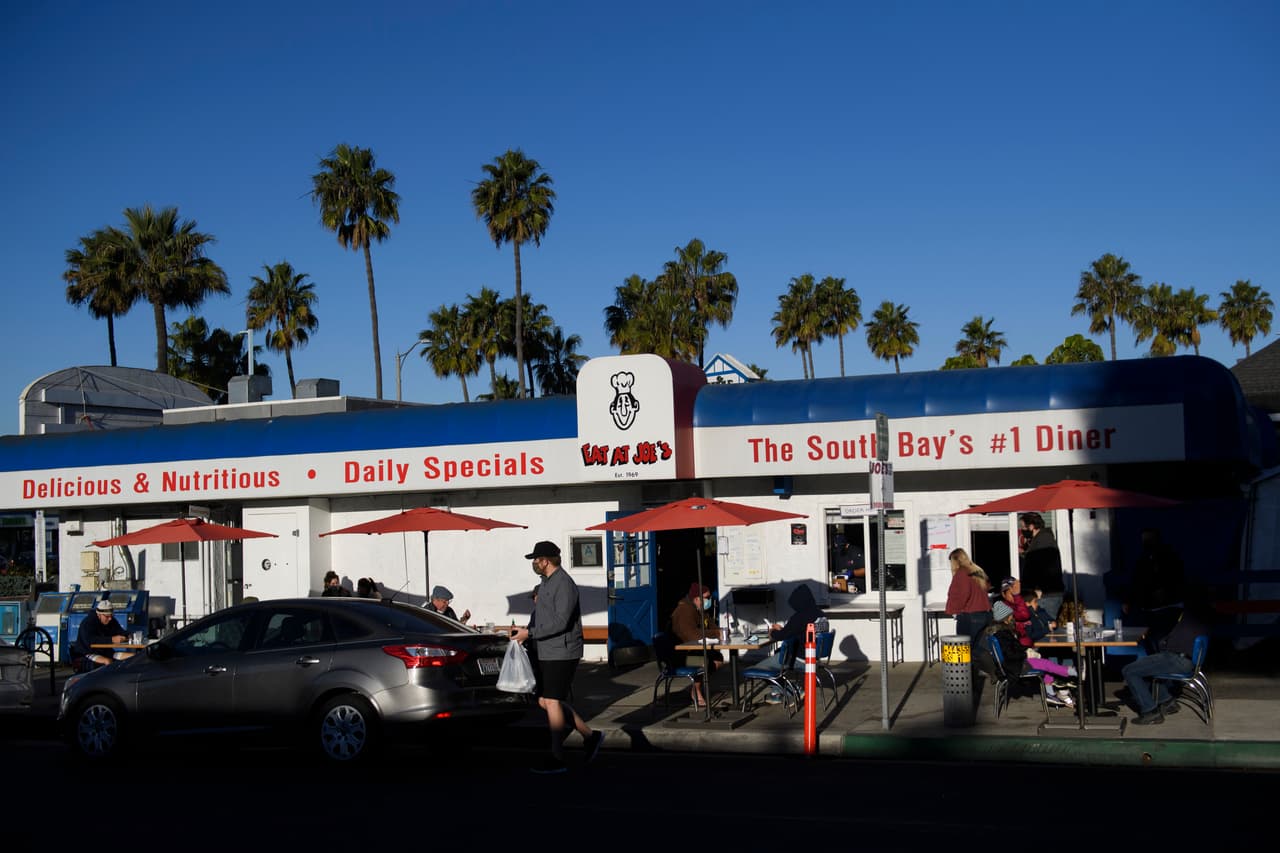 De acuerdo con Jordan si cierra sus empleados no recibirán estimulo económico y mucho menos beneficios de desempleo, por lo que quedarían prácticamente desamparados en medio de las
<a href="https://www.univision.com/local/los-angeles-kmex/atracciones-navidenas-que-puedes-disfrutar-en-california-en-tiempos-de-coronavirus-fotos">fiestas navideñas</a>.