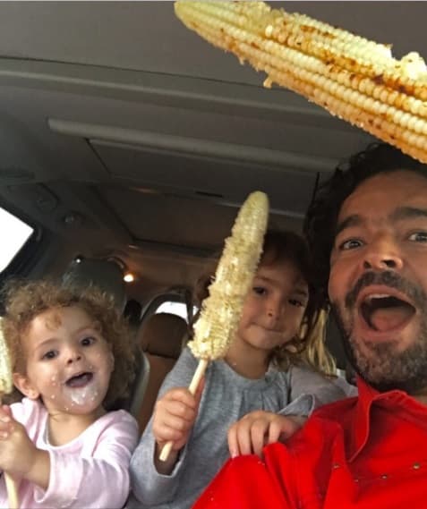Y llegó la hora del antojo y como las reinas del hogar querían un elote, su padre consentidor se las llevó en el auto en busca del elote más grande y sabroso de Torreón.