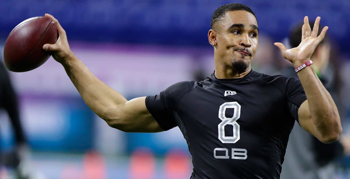 Jalen Hurts enciende la polémica del Draft NFL al llegar a Philadelphia