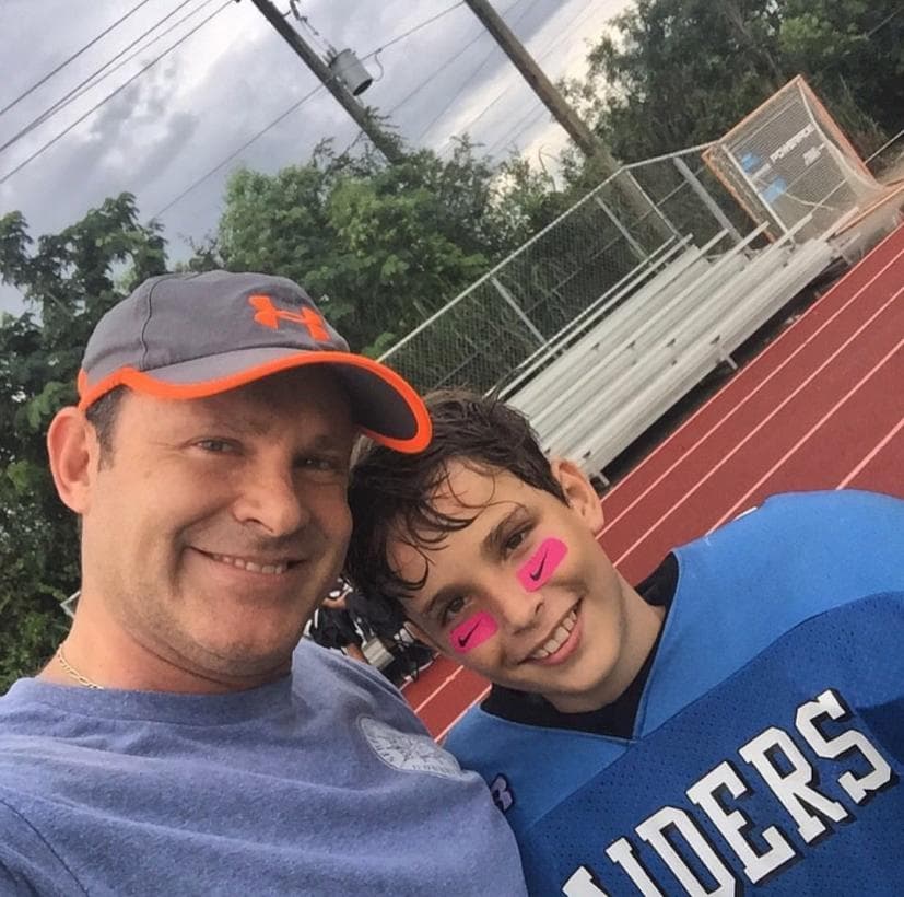 Alan es un gran padre, desde el día uno hasta el final de ciclo está presente en las metas escolares de sus hijos. Aquí lo vemos disfrutando un partido de fútbol americano junto a Alex Tacher.