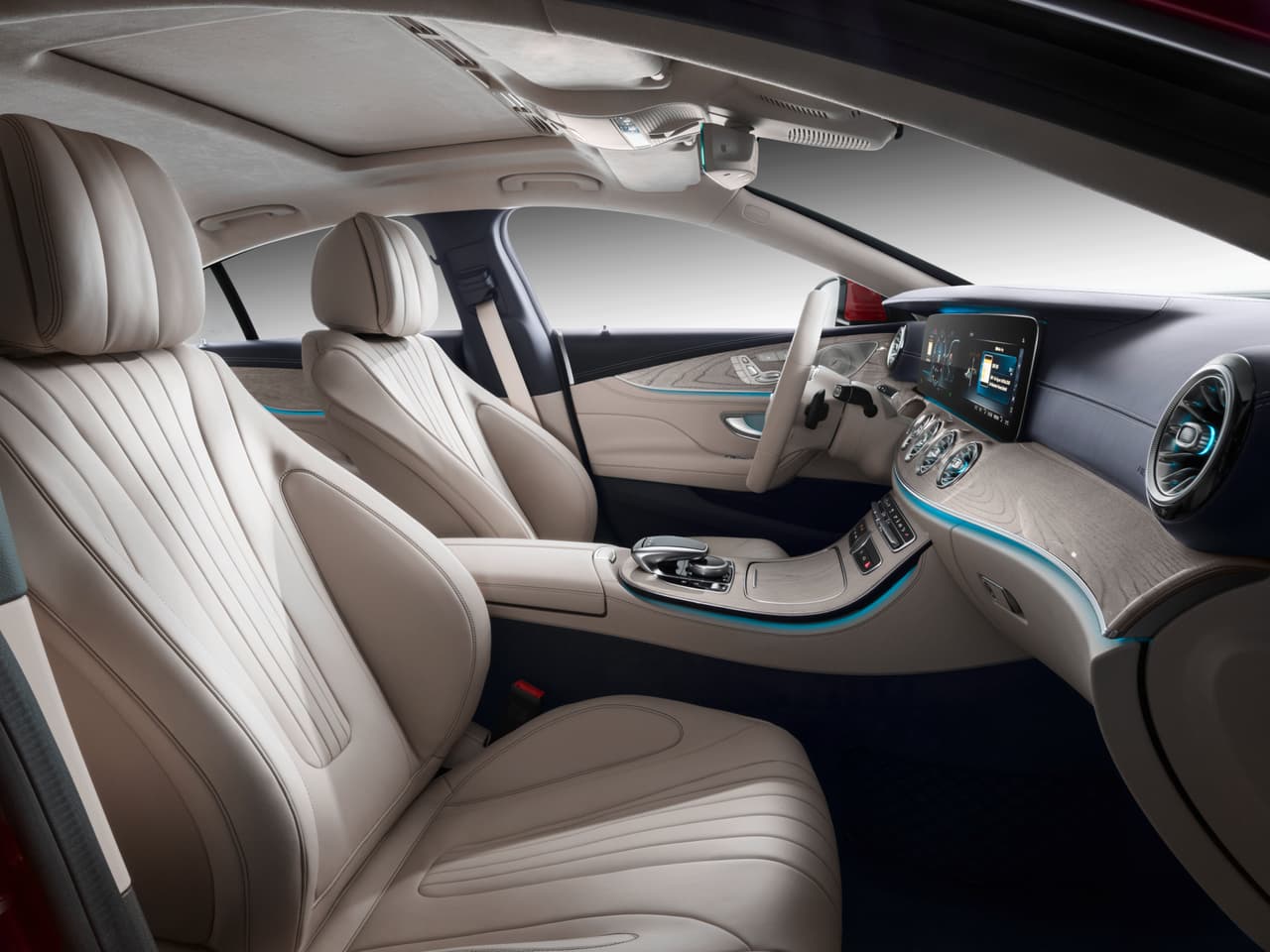 El interior del toma todas las lecciones aprendidas en la actual generación de vehículos de Mercedes-Benz que ha 
<b>uniformado sus cabinas como nunca antes</b>. Afortunadamente el diseño es coherente y hermoso también como nunca antes.