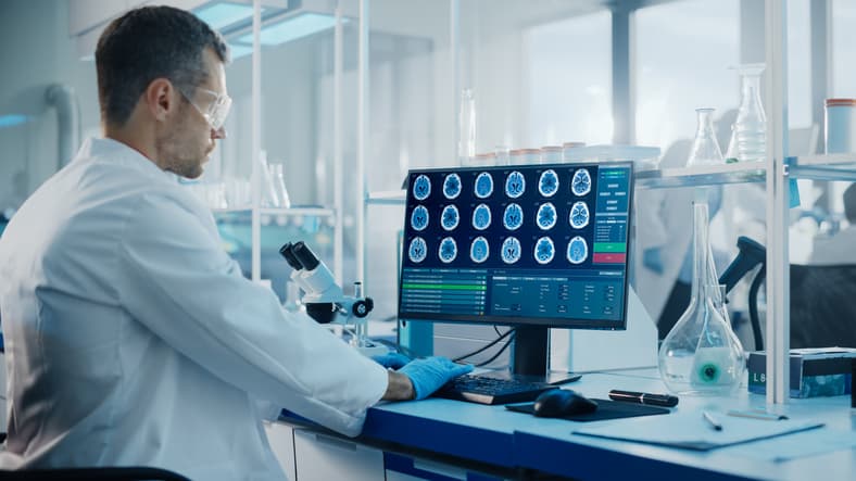 Implante cerebral le devuelve el habla a paciente con esclerosis lateral amiotrófica 