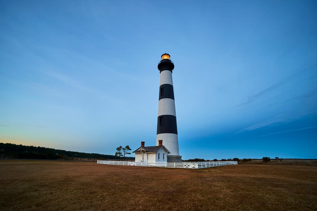 <b><a href="https://www.nps.gov/caha/planyourvisit/chls.htm">Cape Hatteras Lighthouse (Outer Banks)</a></b>. El faro de ladrillos más alto de América del Norte tiene una historia bastante embrujada. La historia de fantasmas más conocida es la del barco Carroll A. Deering, conocido como Ghost Ship, que llegó a tierra en 1921 sin pasajeros ni equipo. Curiosamente, los únicos elementos que se encontraron a bordo fueron alimentos dispuestos como si fueran a consumirse. También está la leyenda del gato fantasma, un gran gato blanco y negro que los visitantes han visto en el faro y sus alrededores durante más de 100 años.
<br>
<br>
<b><a href="https://goo.gl/maps/Y3C96GYyU3DWa1DG6">Cómo llegar</a></b>