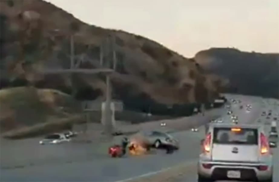 La grabacion del accidente mostró una pelea, en plena autopista, entre un motoclista y el conductor de un Nissan Sentra. El
<b> </b>individuo que conduce la motocicleta le dio una patada al costado del Nissan y el conductor del carro reaccionó desviando su auto en un intento de cerrarle el camino a la moto.