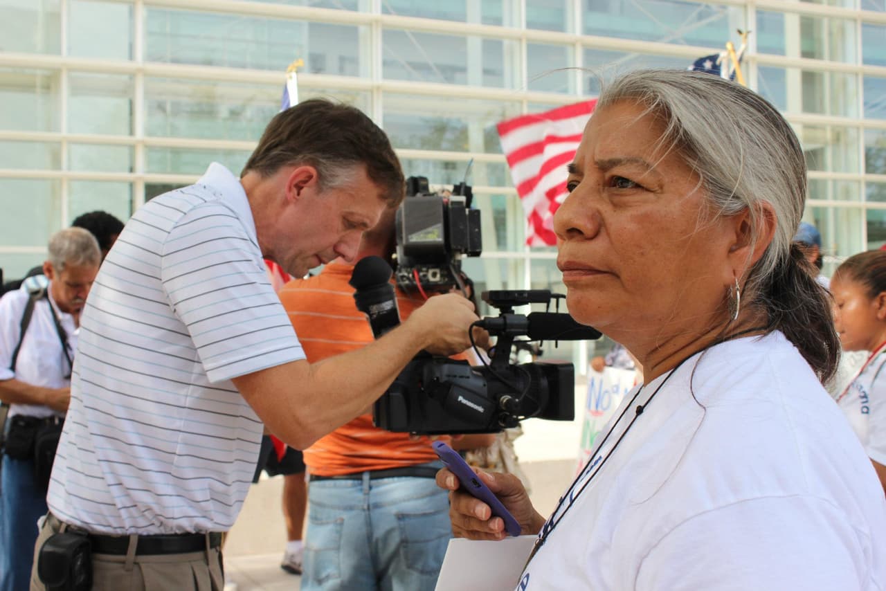 Petra Falcón participa en varias movilizaciones en defensa de la comunidad inmigrante.