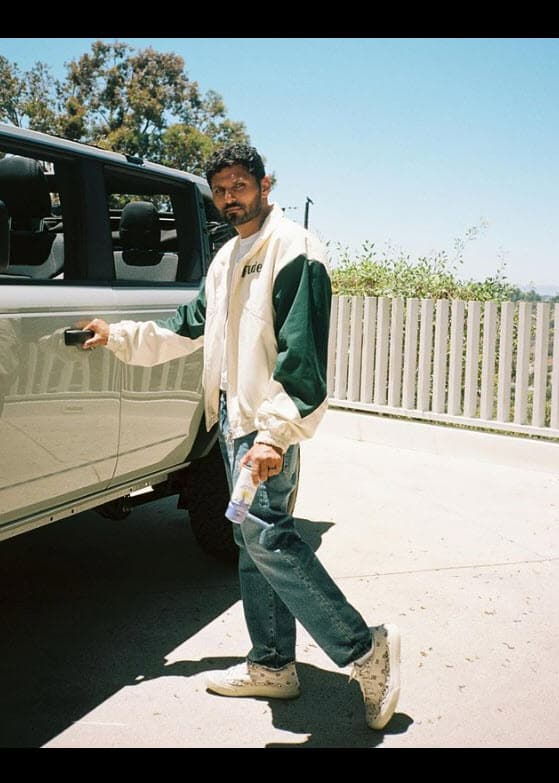 El medio aseguró que ha podido saber que se trata del coach de vida de celebridades
<b> Jay Shetty. </b>
<br>