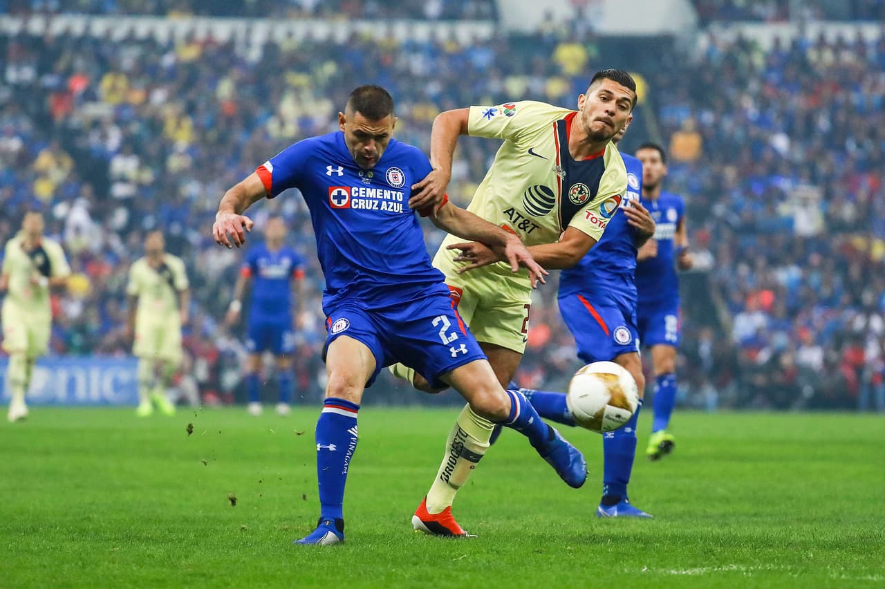 Con un abarrotado Estadio Azteca como esplendoroso marco, se puso en marcha la Vuelta de la Final entre Cruz Azul, el local administrativo, y el América, el dueño de casa como la visita.