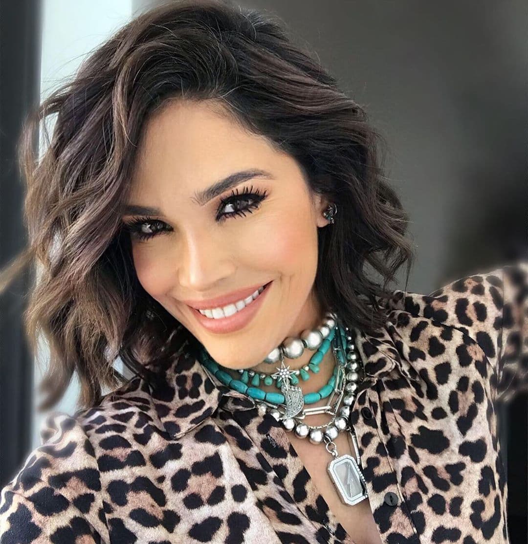 El estampado tipo piel de animal es atemporal, por lo que nuestra conductora transforma sus looks con este estilo cada temporada. Antes de optar por el cabello más corto podía llevar algunas ondas que enmarcaban su rostro. De esta imagen también destaca el maxi collar que contrasta con la blusa de 'animal print'.