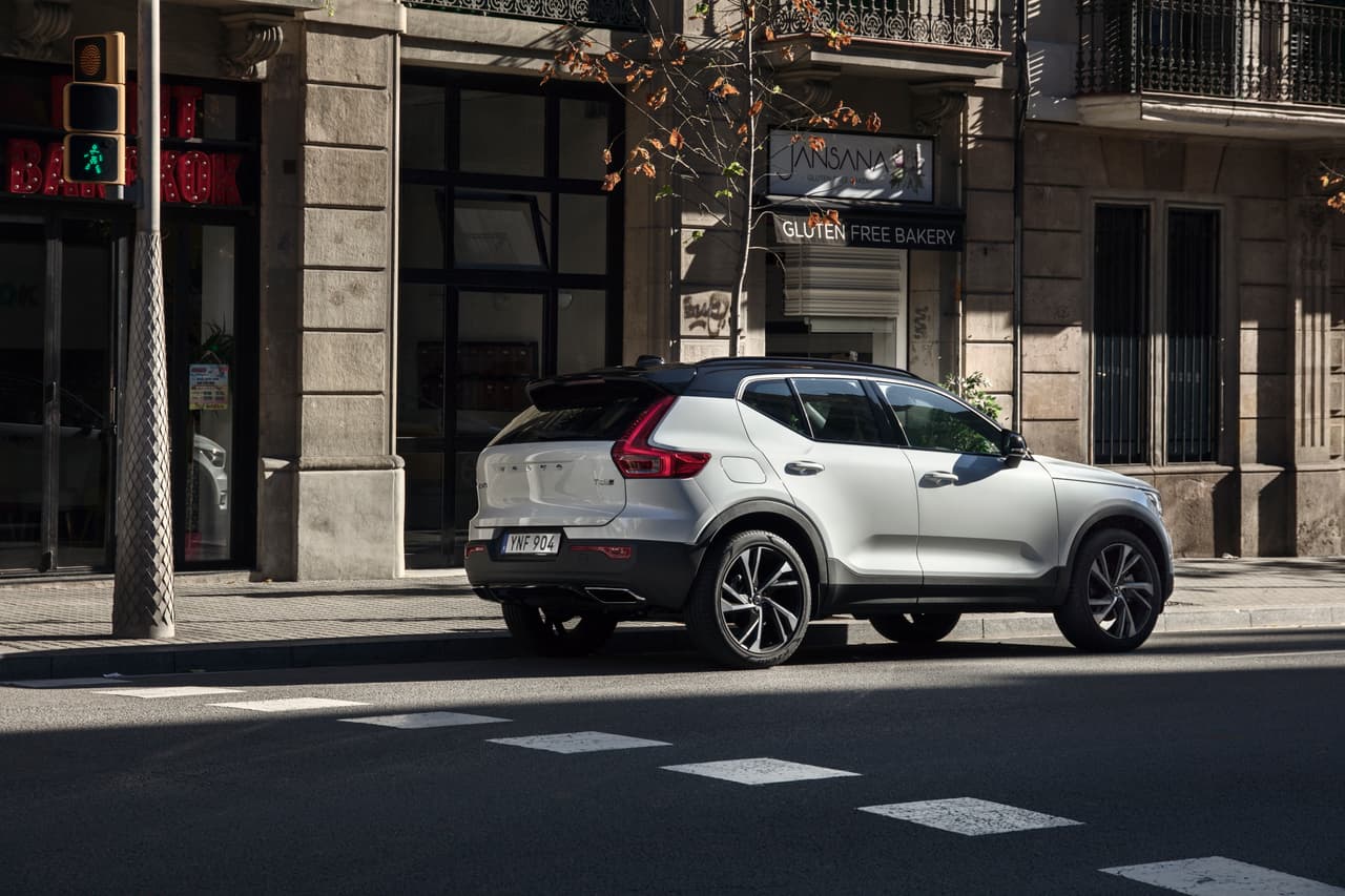 Donde la Volvo XC40 realmente brilla es en la ciudad. Los carriles de manejo en Barcelona a donde viajamos a probar la XC40, son notoriamente más angostos que en cualquier ciudad estadounidense lo que convirtió a su volumen pequeño en una virtud enorme.