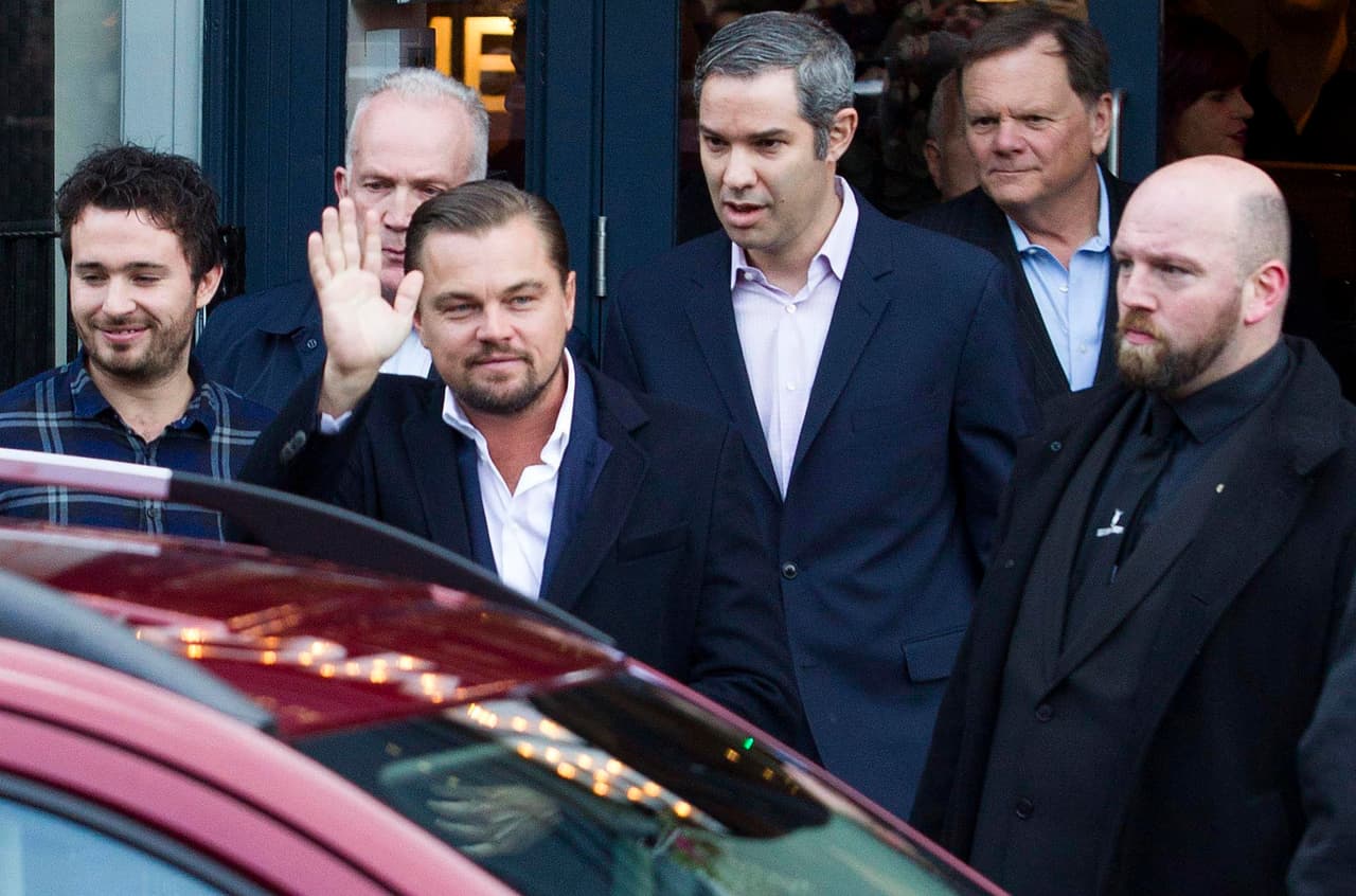 A su salida una vez más saludó a la gente que todavía lo esperaba.