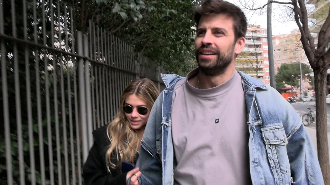 Esta noticia se dio a conocer casi al mismo tiempo en que Gerard Piqué apareció así de feliz 
<b><a href="https://www.univision.com/famosos/pique-clara-chia-reaccionan-supuesto-ataque-ansiedad" target="_blank">junto a su novia Clara Chía. </a></b>
<br>
