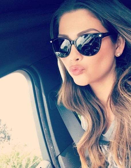 Ella disfruta enviando saludos y besitos a sus seguidores desde donde se encuentre.