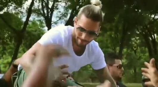 "[...] Y vamos a repartir regalos porque 
<b>yo creo que todos merecemos una feliz Navidad</b>", puntualizó el artista.