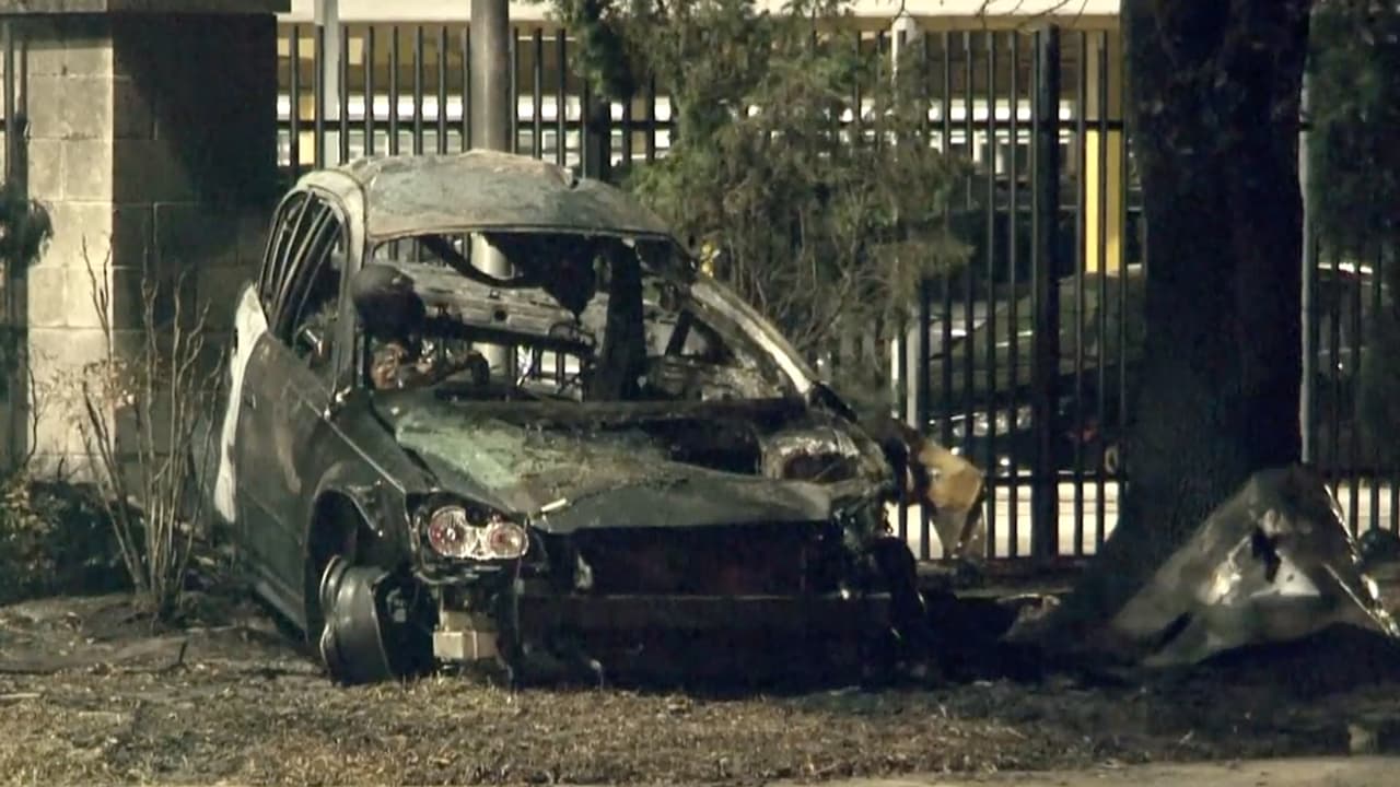 El hombre dijo que un vehículo transitaba a exceso de velocidad, le dió un rozón a su carro, el conductor perdió el control, se salió del camino y se estrelló con un árbol.