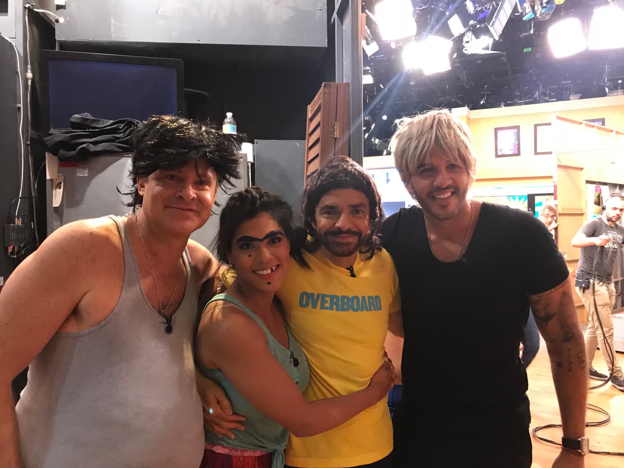 Mela estaba feliz rodeada de los guapos vecinos de Barrio Chinche.