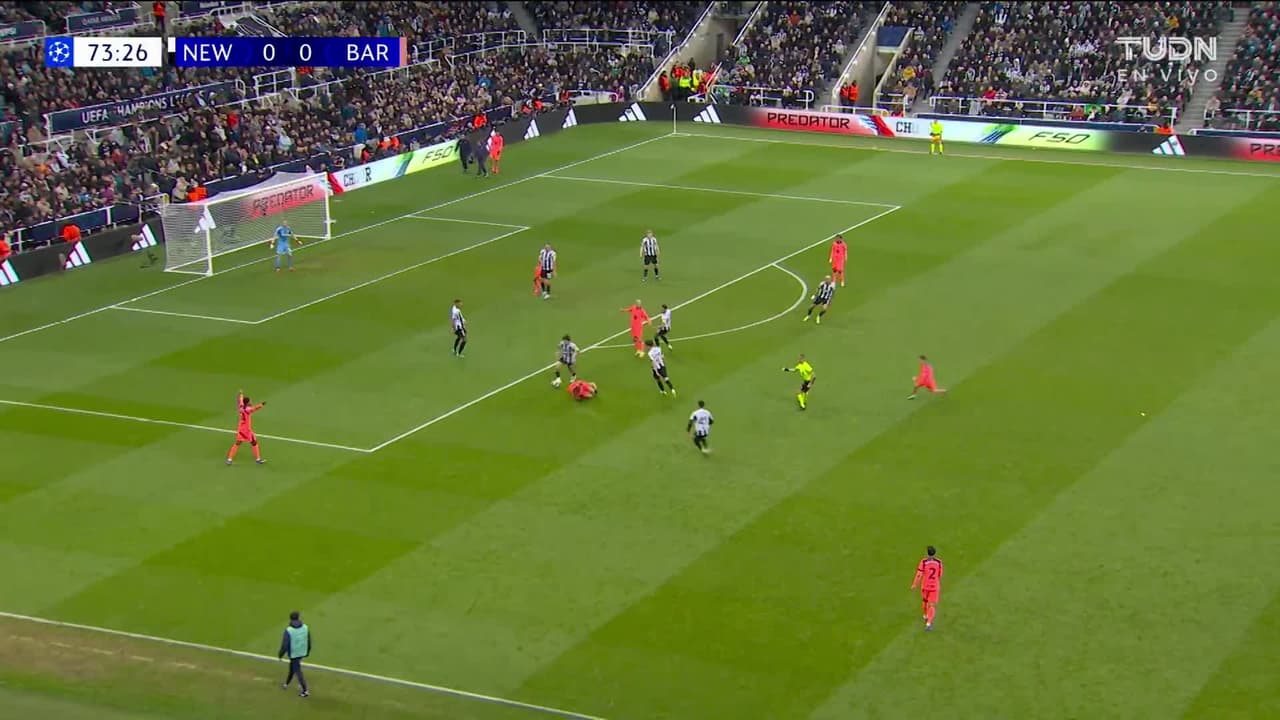 ¡CERCA! Harvey Barnes disparó que se estrella en el poste.